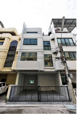 เช่าบ้าน  5 ห้องนอน 4 ห้องน้ํา  หมู่บ้านพรชัยวิลล่า ใกล้ BTS กรุงธนบุรี