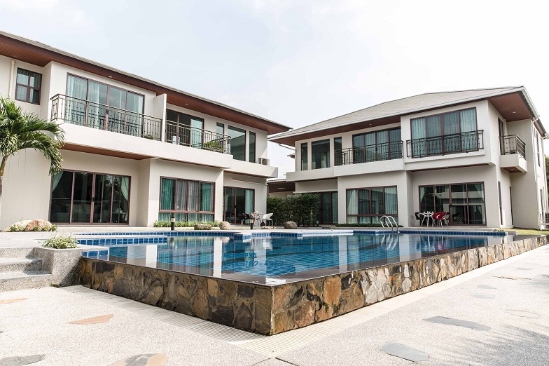RENT 3 house with pool  พระราม9 rent  600000 baht 