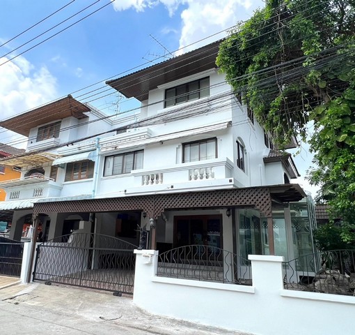 ขายบ้าน ขายบ้านแฝด  :  หมู่บ้านปานทิพย์  กรุงเทพมหานคร