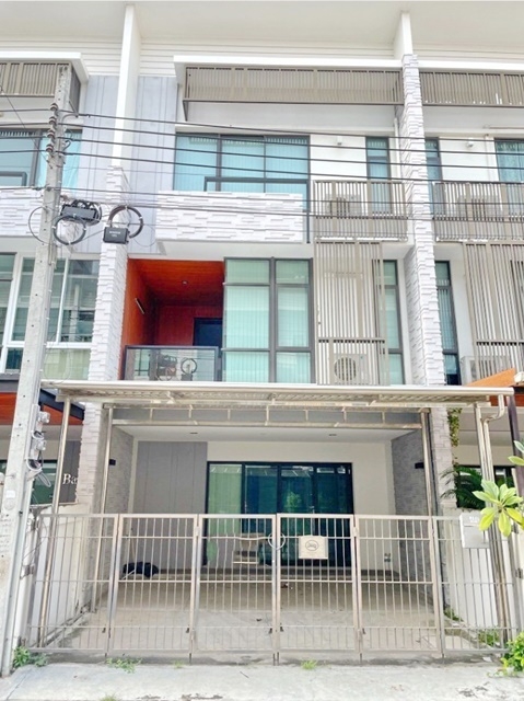 เช่าบ้าน MRTศรีเอี่ยม ทาวน์โฮมทำเลสวย บ้าน 3 ชั้น1กม ลาซาล 22ตรว. 