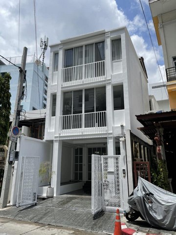ขายอาคาร 3 ชั้น สร้างใหม่ เนื้อที่ 32.6 ใกล้มหาลัยหอการค้าไทย