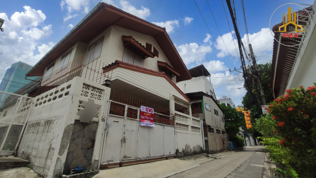 SaleHouse Single house on Rama 9-Ratchada Road. Soi Yu Charoen (alley next to the Chinese Embassy) near Fortune Town