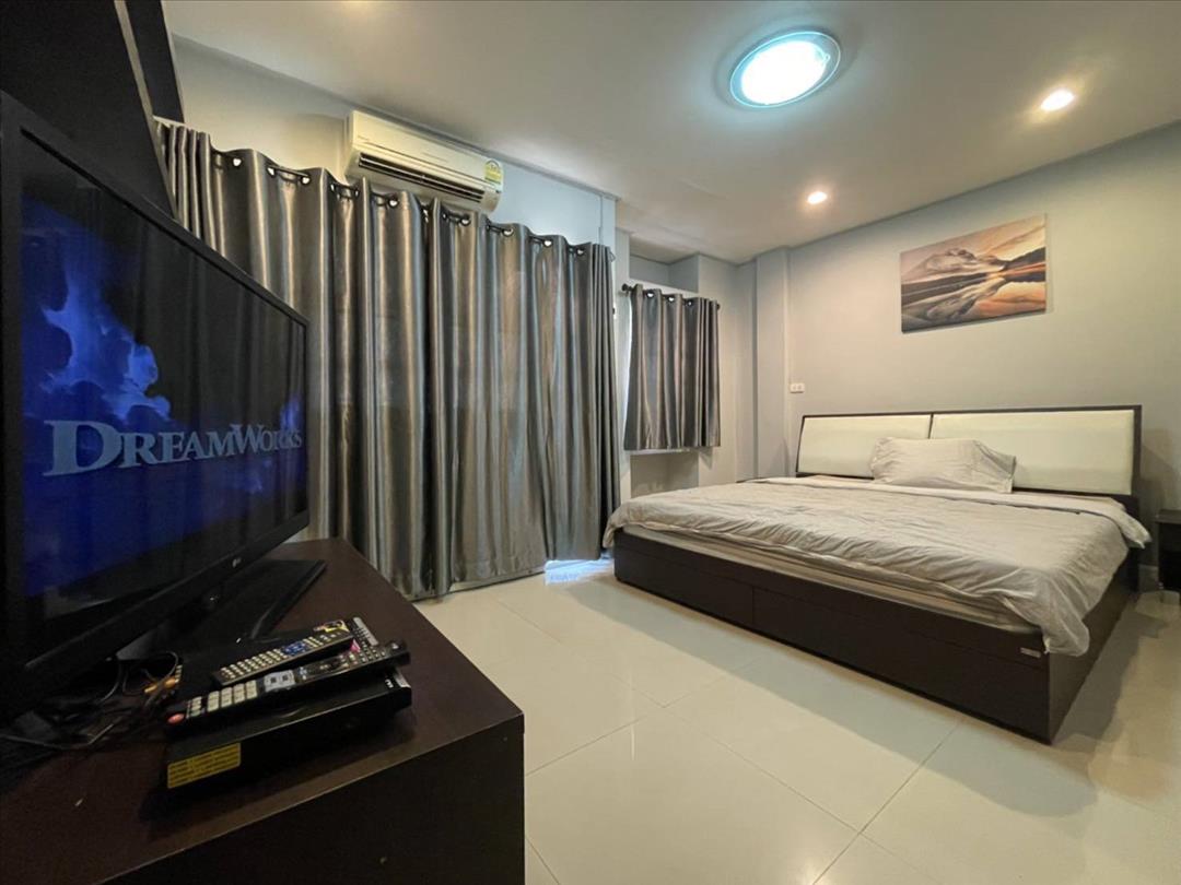 ให้เช่าทาวน์โฮม รัชดา-สุทธิสาร 5 ห้องนอน (170 m2) ใกล้ MRT