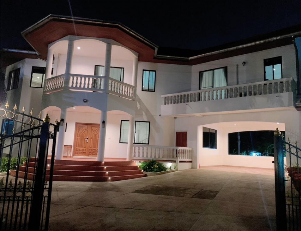 SaleHouse Beautiful house for sale with swimming pool and private basketball court ID-13141