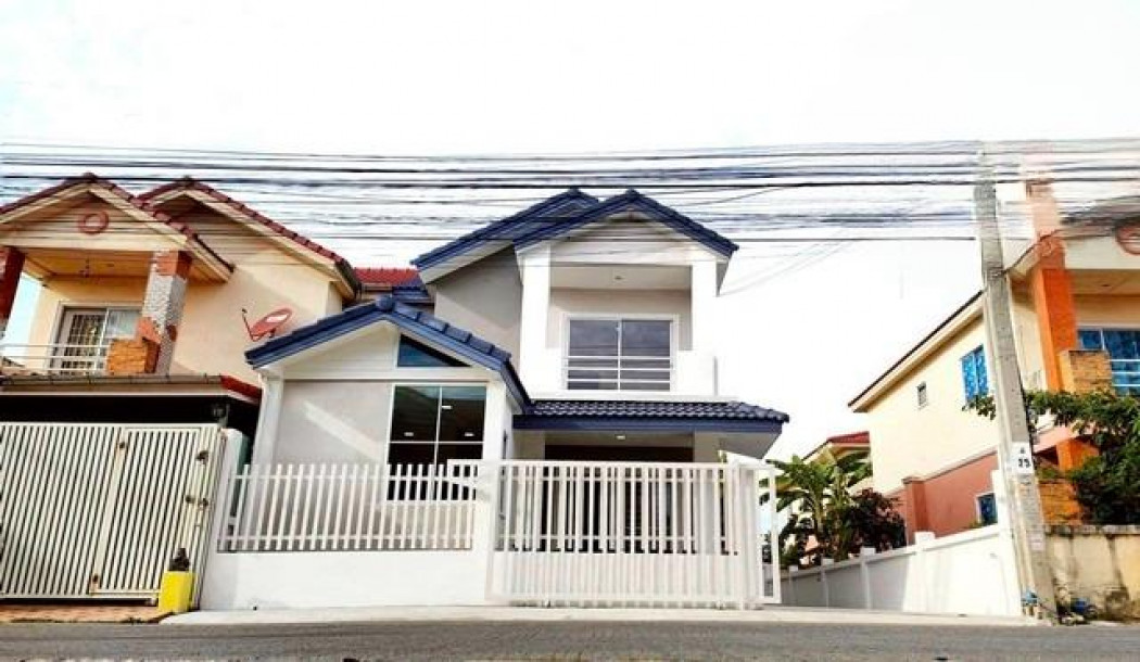 SaleHouse Semi-detached house for sale, second-hand house, newly decorated, Siwarat 9, 120 sq m., 36 sq m, Main Road, project.