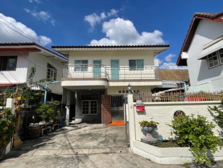 SaleHouse Single house for sale, Yu Charoen Village 542, 200 sq m., 52 sq m, house in an outstanding location, good location, very hard to find. Convenient travel