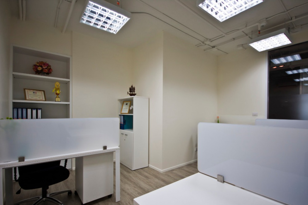 RentOffice (BIZ-D04-1) BIZ Concierge office with furniture near BTS Nana-Sukhumvit.
