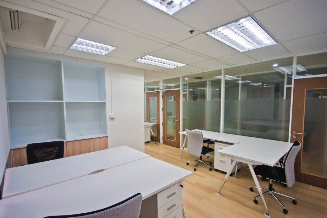 RentOffice (BIZ-T06) BIZ Concierge office with furniture near BTS Nana-Sukhumvit.