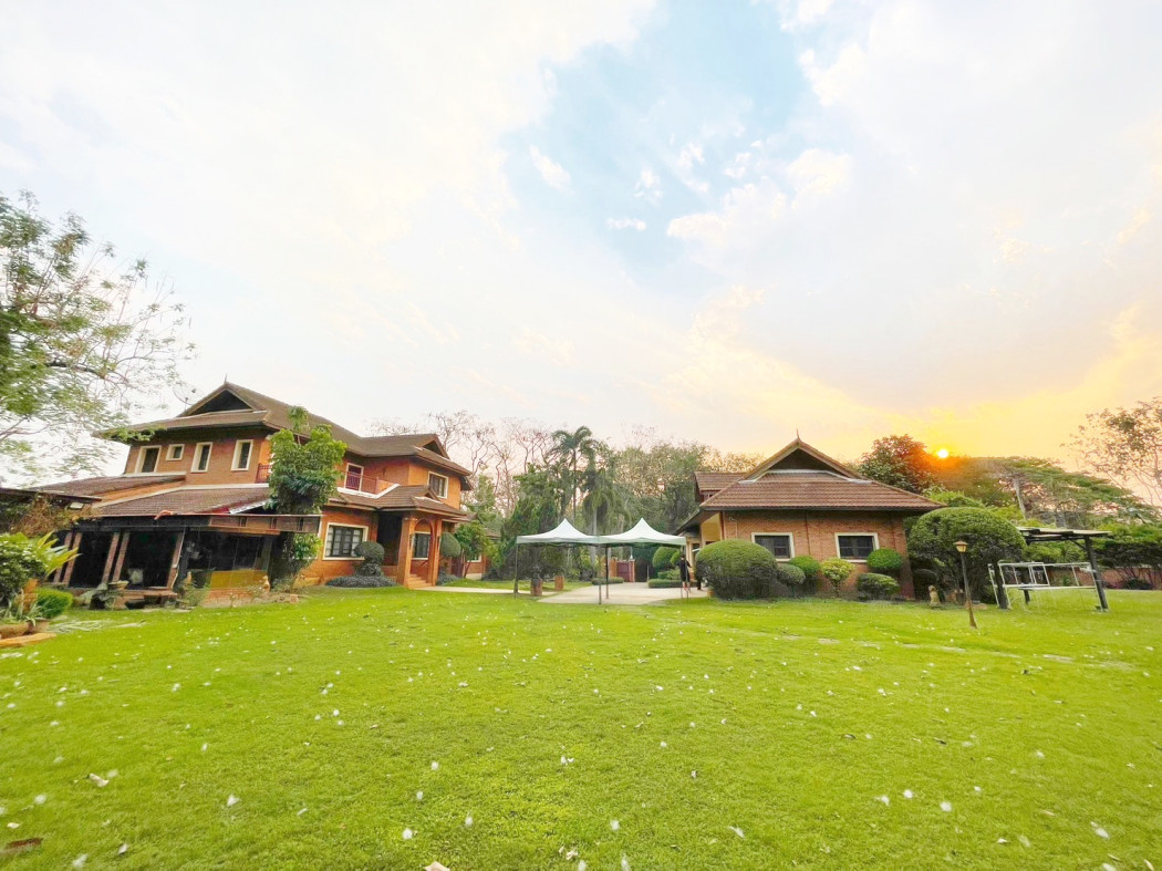SaleHouse Single house for sale, 3 good houses, beautiful view, able to do business, charming location in the heart of Chiang Mai city.