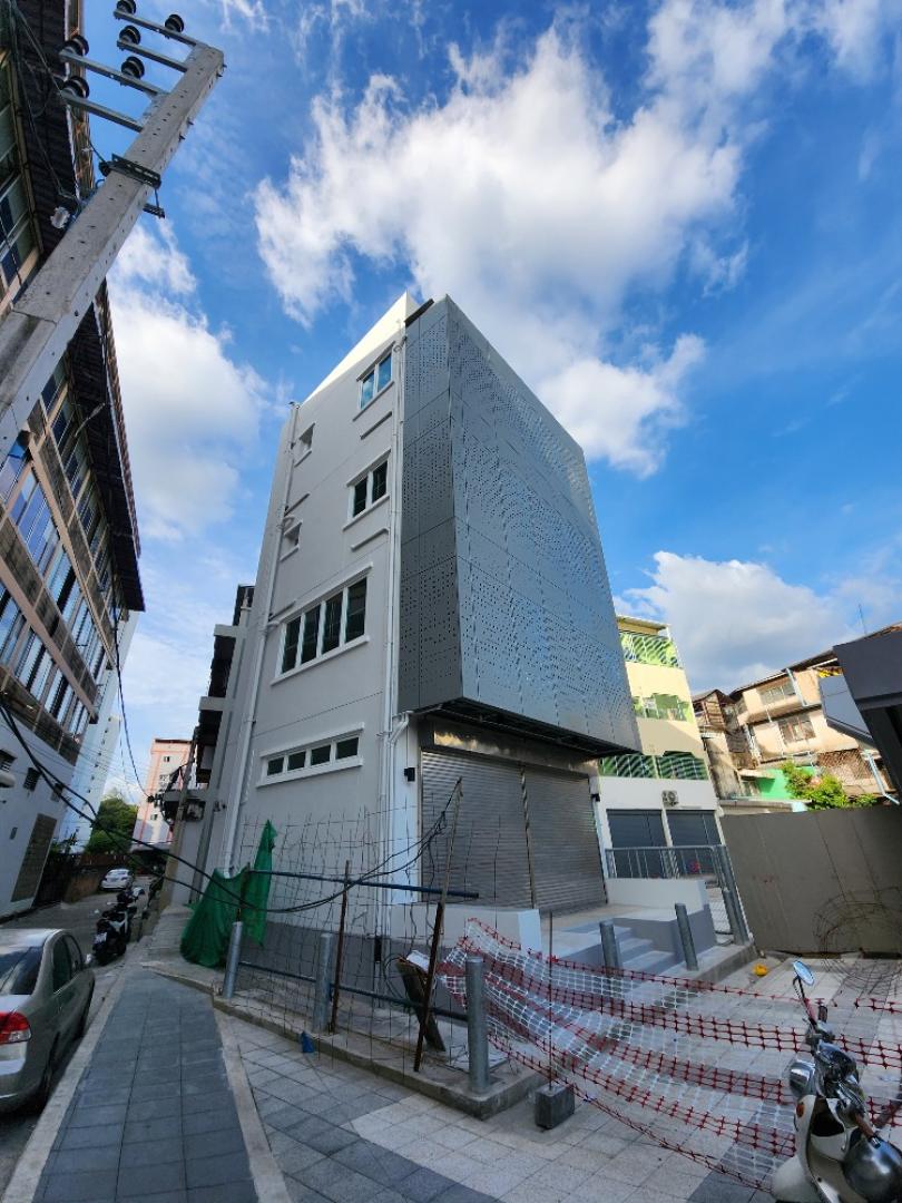 RentOffice ให้เช่าอาคารพาณิชย์ 3.5 ชั้น 2 คูหา สี่แยกลำสาลี อาคารสร้างใหม่