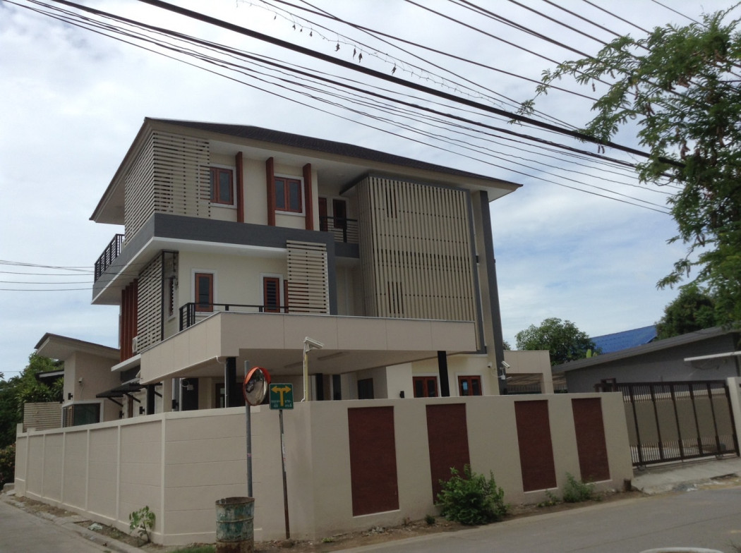 SaleHouse 出售 3 层独立屋，92 平方米，5 间卧室，5 间浴室，位于曼谷 Bang Khun Thian Samae Dam 拉玛 2 路 14 号交叉口 Soi Bang Kradi 1 拐角处。
