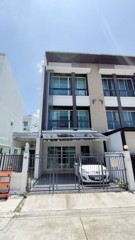 RentHouse For rent, Baan Klang Muang Chokchai 4 (Soi 50), 3-storey townhome, 25.7 sqw, 180 sqm, excellent condition.