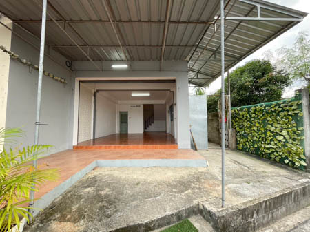 RentHouse For rent One and a half floor shophouse, location next to the roa