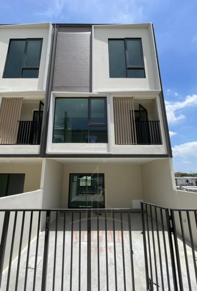 ขายบ้าน ให้เช่าทาวน์โฮมใหม่ 3 ชั้น บ้านมุม Altitude Kraf Bangna 