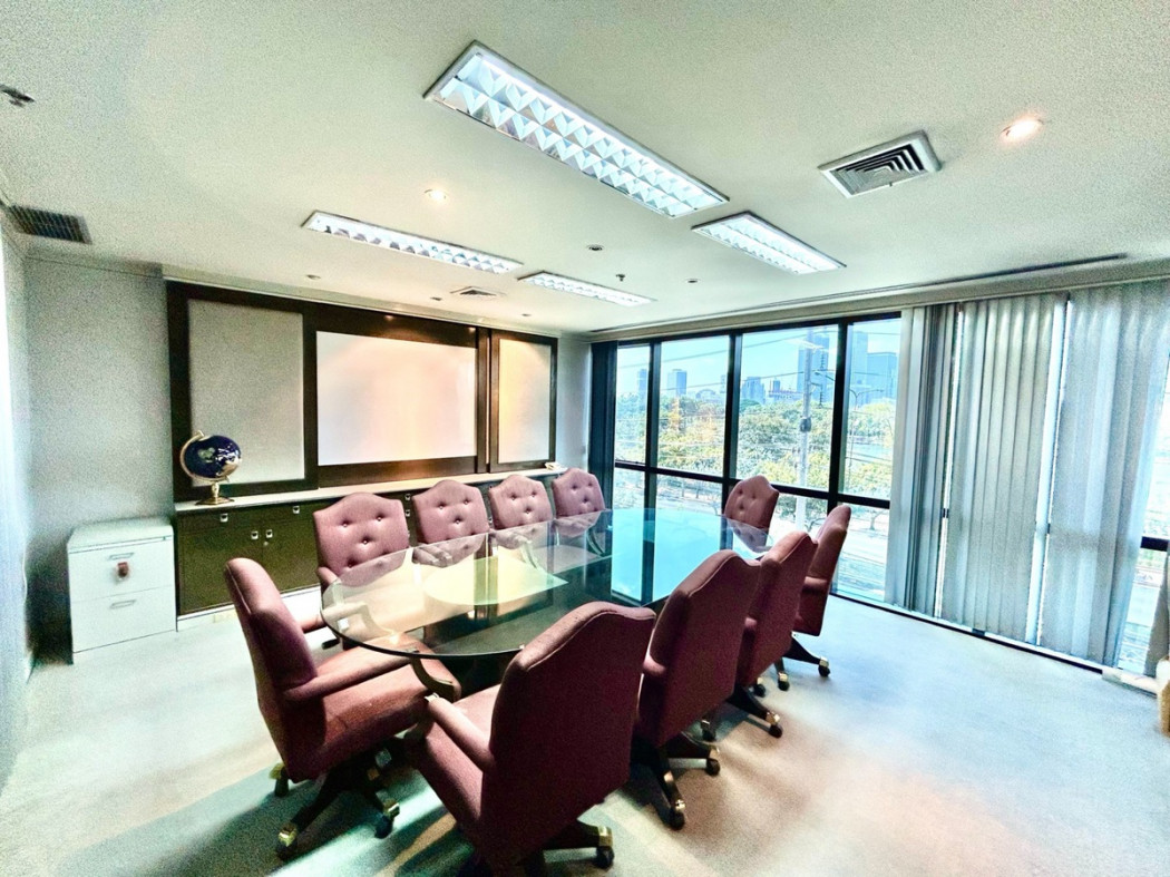 SaleOffice Office for sale, office space, Lake Ratchada Complex, opposite Benjakitti Park, near BTS Asoke and MRT Sukhumvit, 378 sq m., 4th floor.