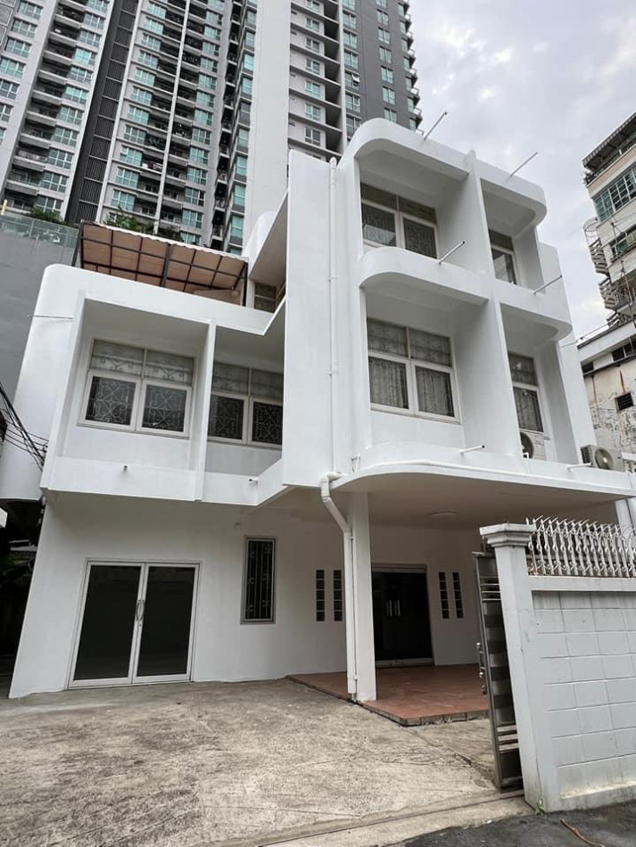 RentHouse For rent, detached house, 4 bedrooms, parking for 2-3 cars, 500 sq m., 68.40 sq m, business area, walk 600 m. to BTS Chong Nonsi.