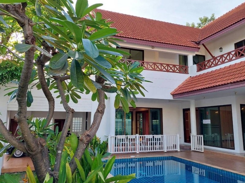 เช่าบ้าน RH013424 Single house with private pool in New Petchburi Road 