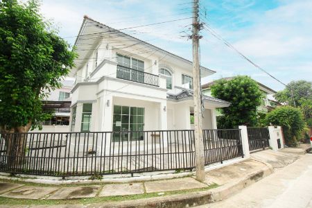SaleHouse Single house for sale, Chonlada Wongwaen, Rattanathibet, 185 sq m., 61.5 sq m. Renovate house, ready to apply to the Bank.