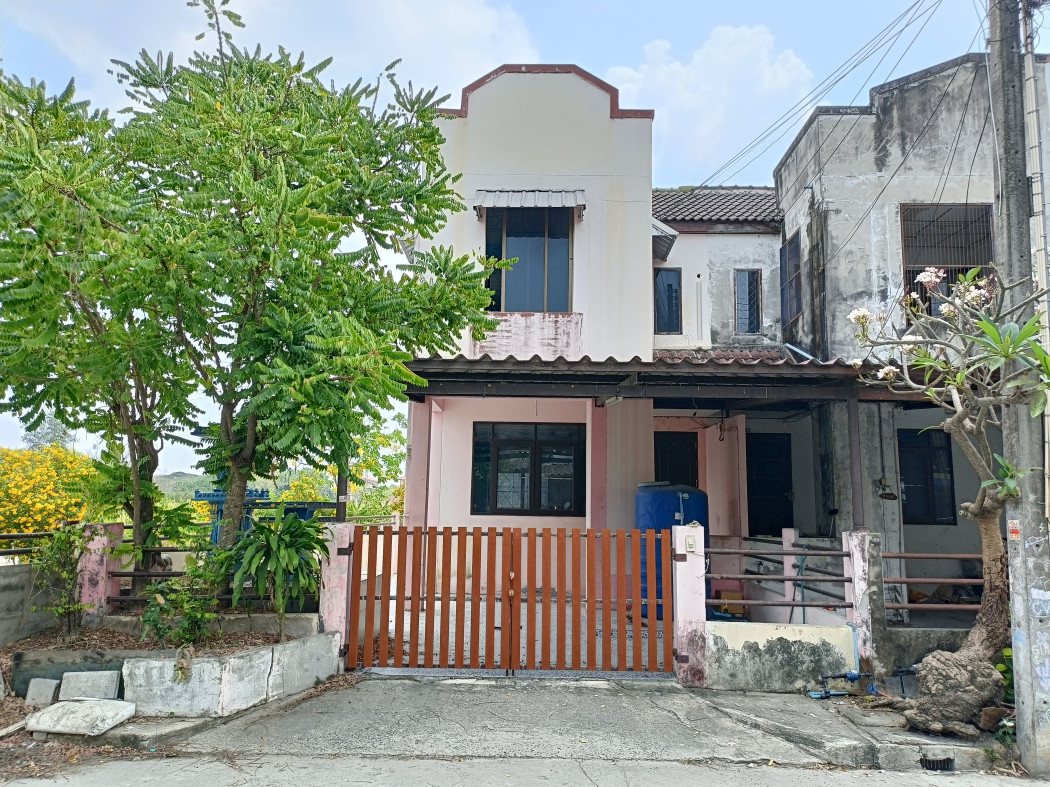 SaleHouse Used townhome for sale in Ban Bueng District. Ban Bueng Thong Thani 26 sq m.