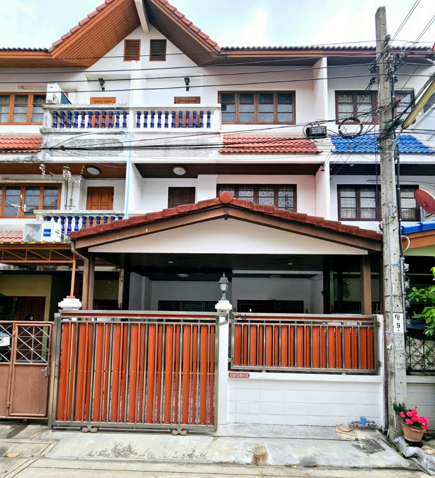 SaleHouse Townhome for sale, newly renovated, 155 sq m., 20 sq m, near the expressway, train station.