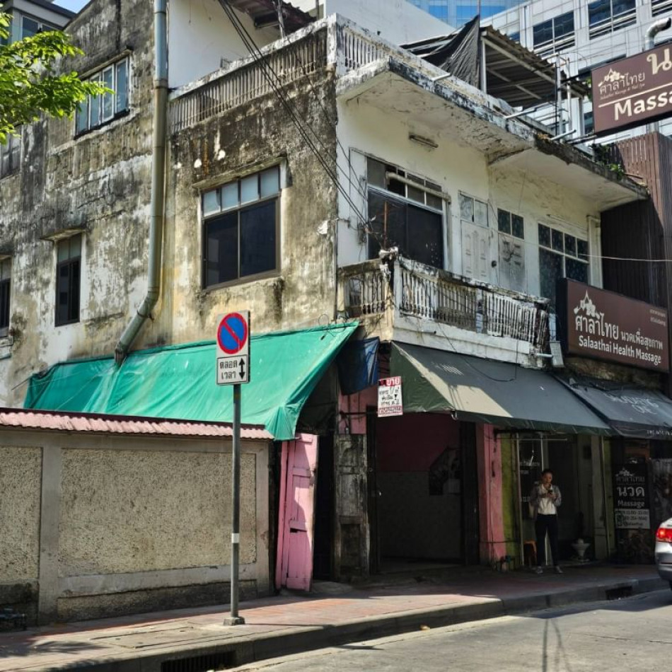 SaleOffice Commercial building for sale, corner house, next to the road, commercial building, Sathorn Soi 2, 200 sq m., 17 sq m, good location.