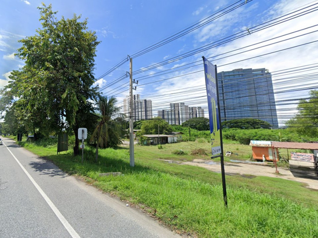 SaleLand Prime land close to the Beach for sale, on the main Sukhumvit Rd, near Soi 20. Spanning over 26 Rai, perfectly suited for a seafront condo