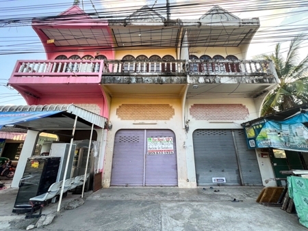 For rent, 2 and a half story building, next to the main road,