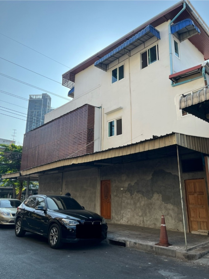 RentOffice For rent, prime location for doing business. Building with 4 units interconnected, next to the main road, parking available ID-13864