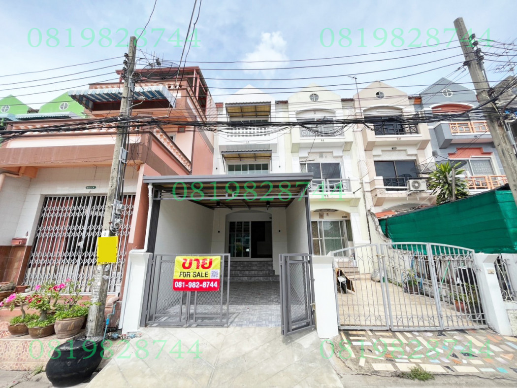 SaleHouse Townhome for sale, Poonsin Thani 2, Romklao Housing 39, Lat Krabang, 90 sq m., 20 sq m., free transfer.