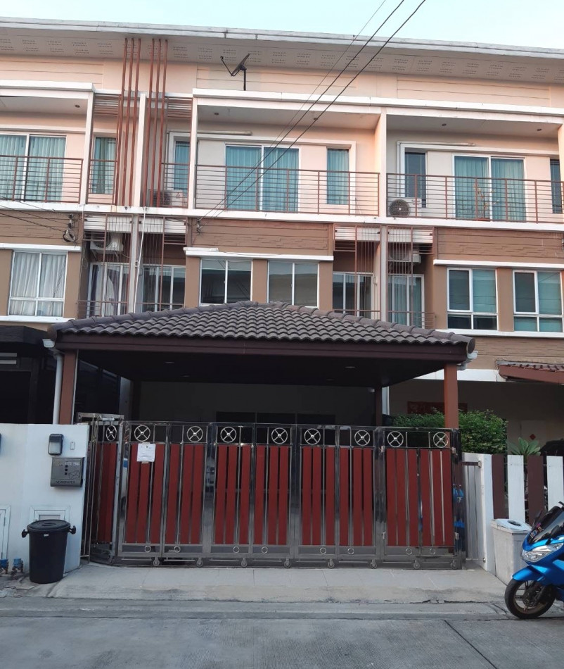 SaleHouse 3-story townhome for sale, Pruksa Ville Village 57, Soi Phatthanakan 38, ready to move in condition.