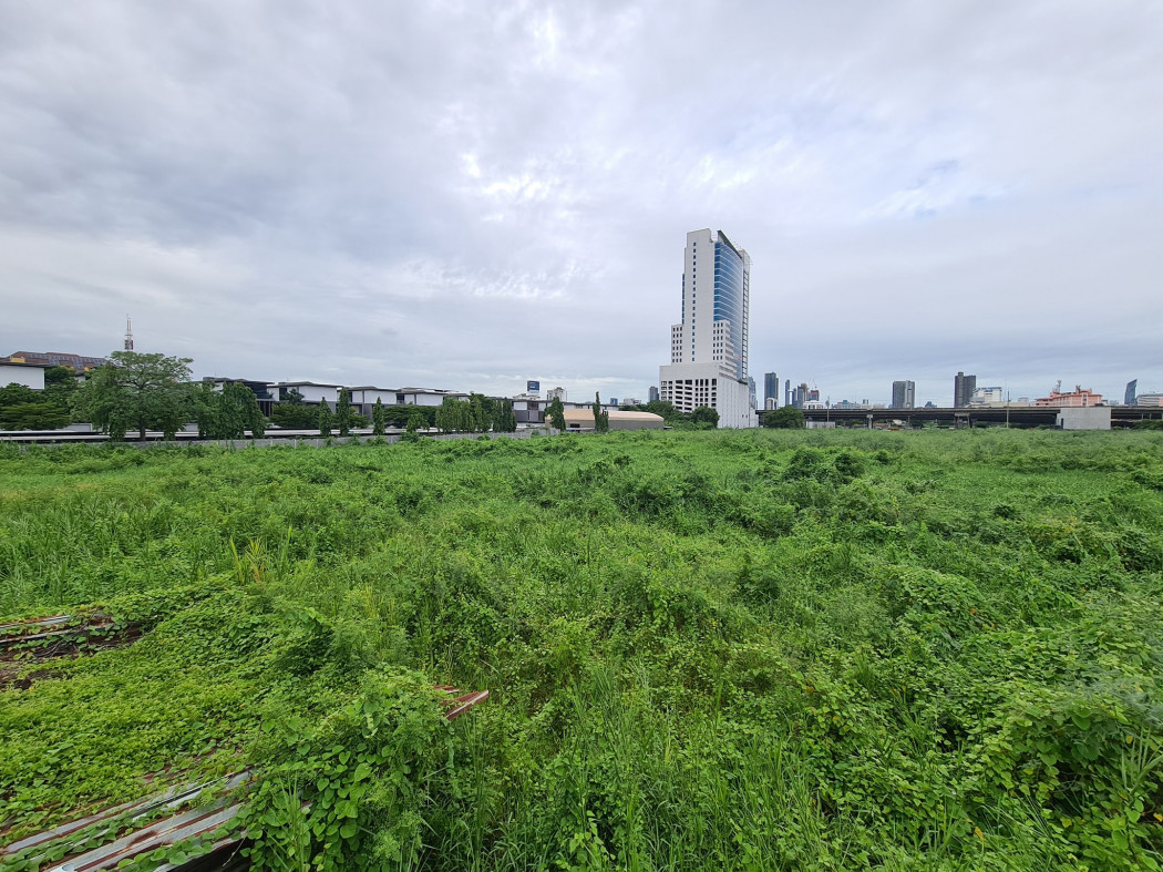 SaleLand Land for sale in Lat Phrao, prime location, 3 rai, Rama 9 Soi 13. Completed with house behind KPN building.