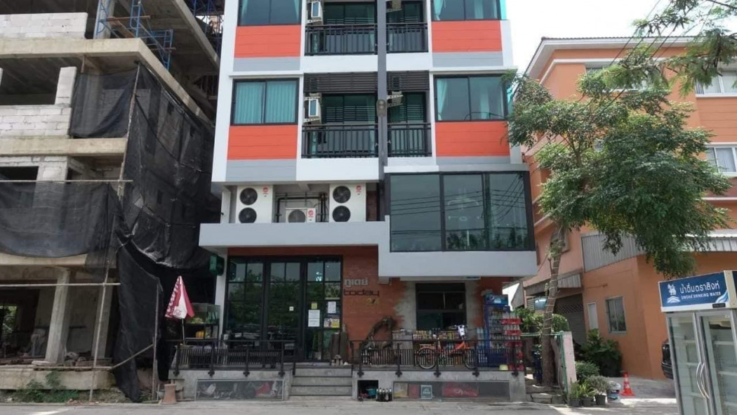 SaleHouse Hotel for sale, received awards guaranteed by Booking.com Srinakarin 49 800 sq m. 44 sq m. behind Seacon Square Srinakarin. Next to the train market