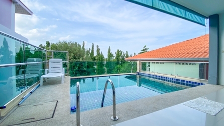 Single house, villa style, 3 floors, with swimming pool.