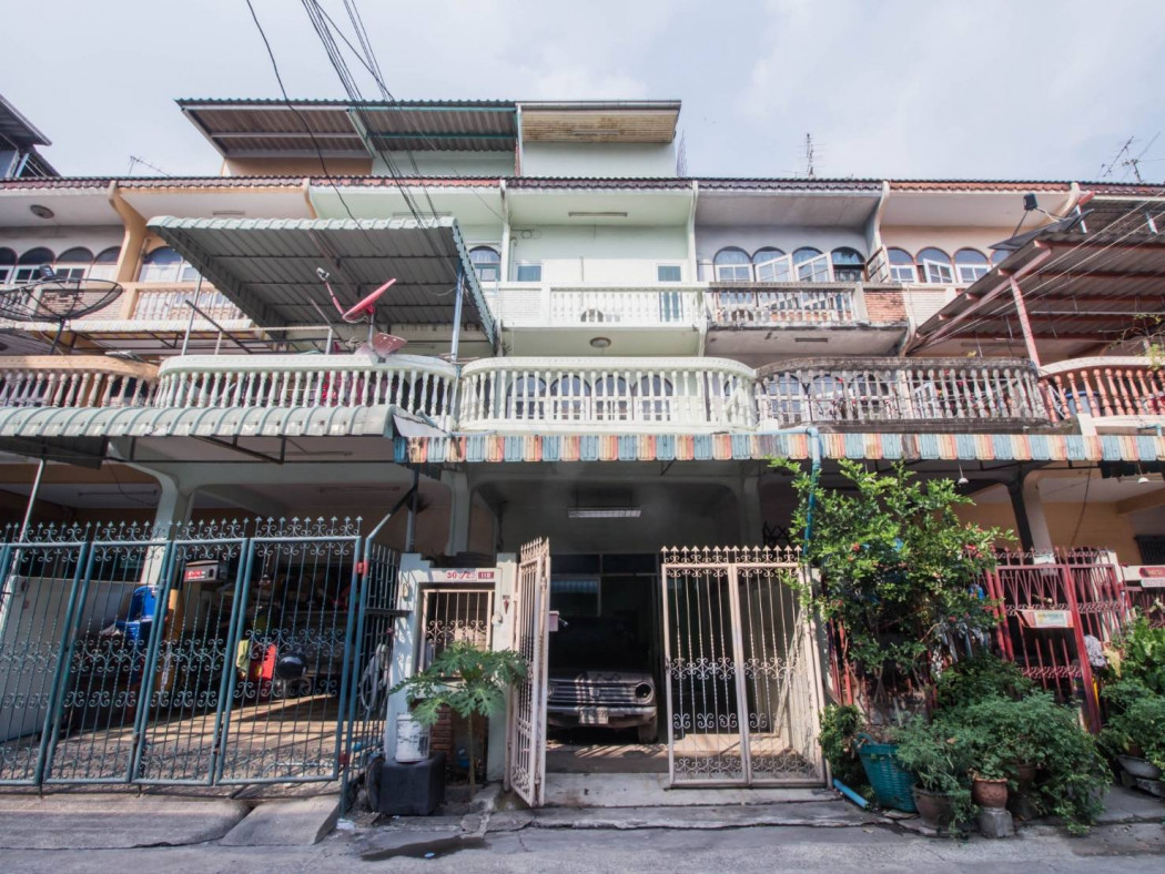 RentOffice Home office for rent, Charoen Nakhon 65, area 304 sq m., 19 sq w, suitable for office and residence.
