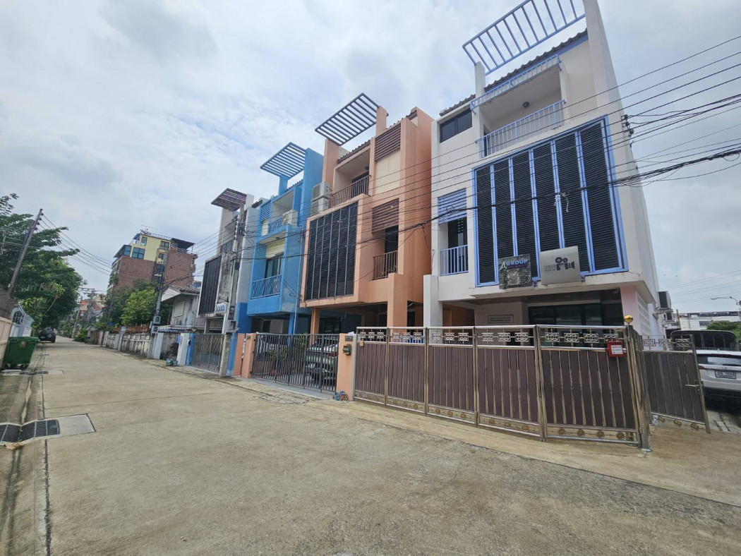 SaleOffice Home office for sale, Lat Phrao Soi 18, area 268 sq m., 33 sq w, 3 bedrooms, 3 bathrooms, near MRT Lat Phrao.