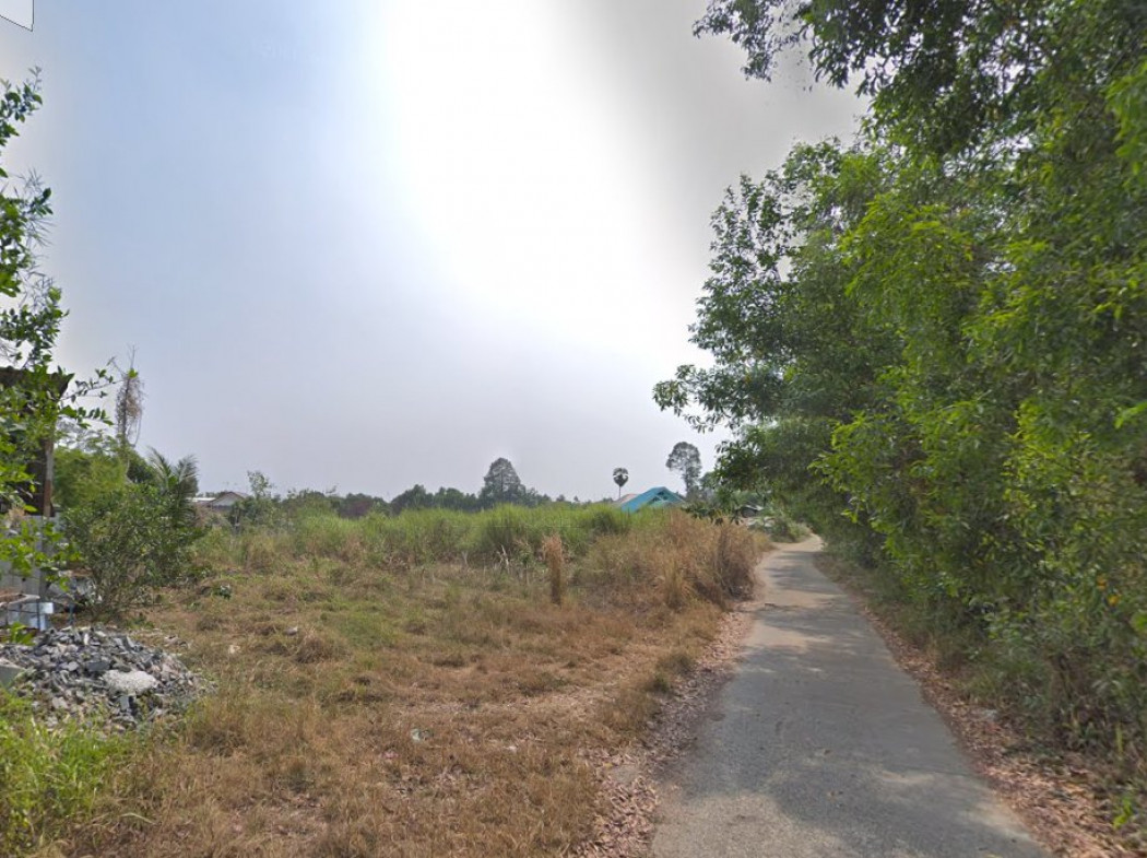 SaleLand Land for sale in Surasak, 3 rai, next to a concrete road, near the edge of Bang Phra Reservoir,
