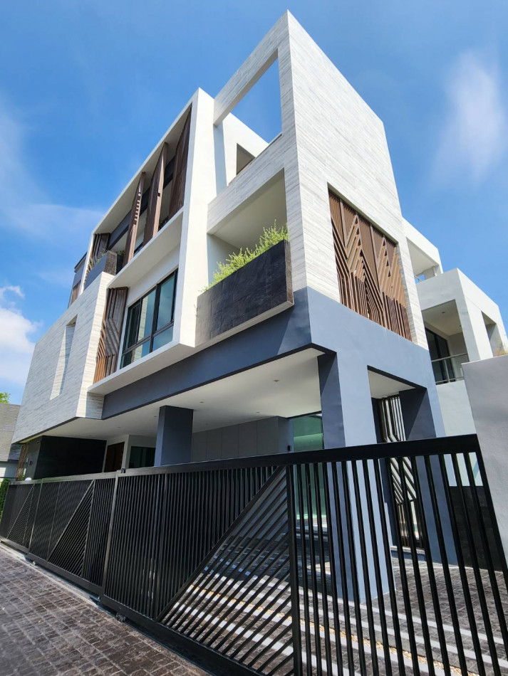 SaleHouse Luxury house for sale THE GENTRY PHATTHANAKAN 2, good location near Thonglor 5 minutes, 3 floors, 106 sq m, 5 bedrooms, 7 bathrooms.