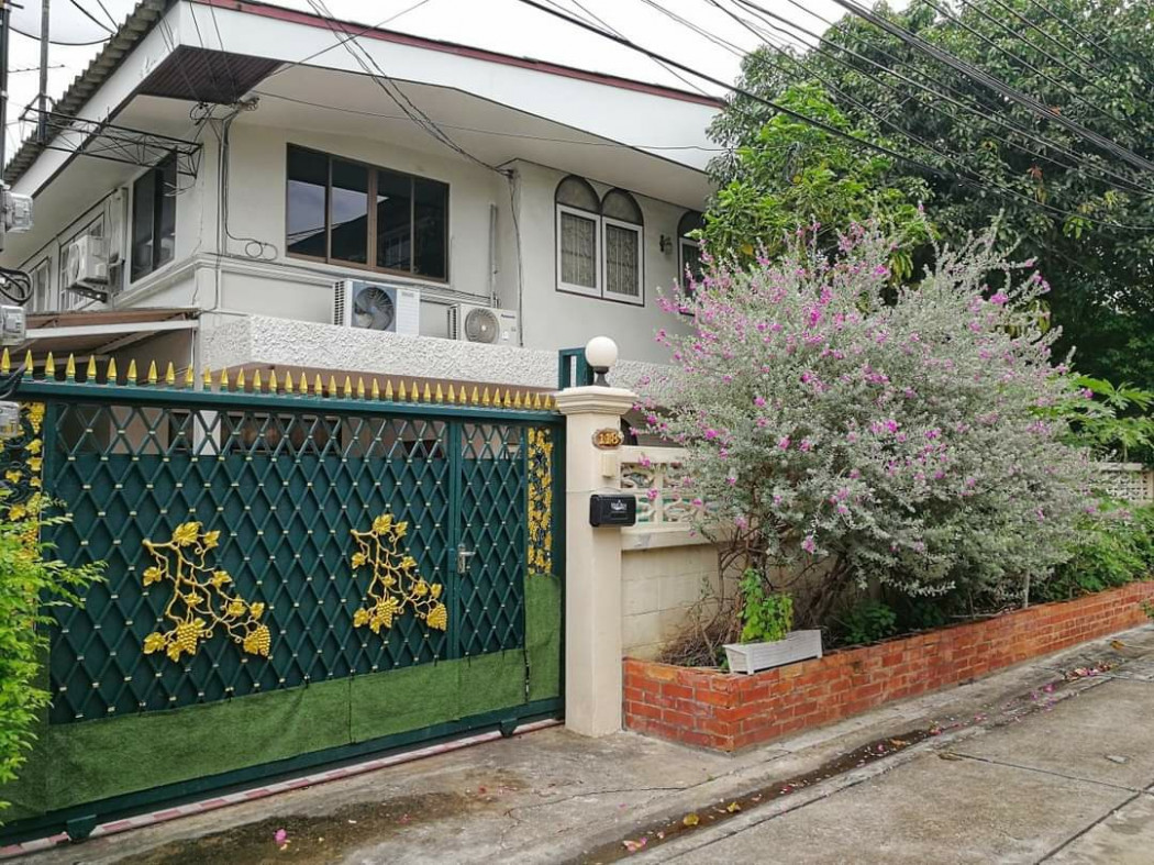RentHouse For rent, detached house, 3 bedrooms, 2 parking spaces, Soi Ratchadaphisek, 240 sq m, 60 sq m, near the MRT, only 1 km.