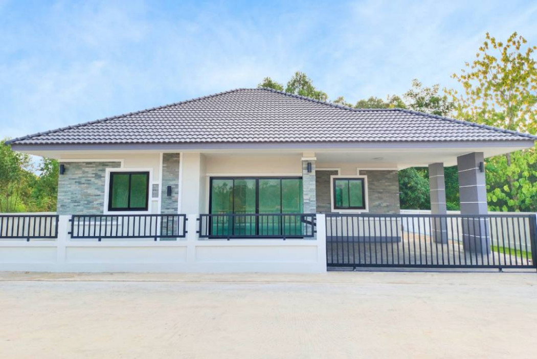 SaleHouse Contemporary style detached house for sale (Nong Haen-Pa Phaak) 101 sq m, 3 bedrooms, 2 bathrooms, Phanom Sarakham District, Chachoengsao.