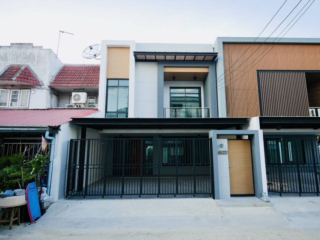 SaleHouse Townhome for sale, Soi Laddawan Village, 288 sq m, 36 sq w, 3 bedrooms, 3 bathrooms, near the Yellow Line.