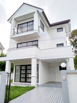 SaleHouse Baan Phraya Suren Ramintra 109▪️3-story detached house▪️ 61.5 sq m.▪️There is land growing behind the house next to the canal ~34 sq m.▪️4 bedrooms ▪️4 bathrooms ▪️BTS Bang Chan