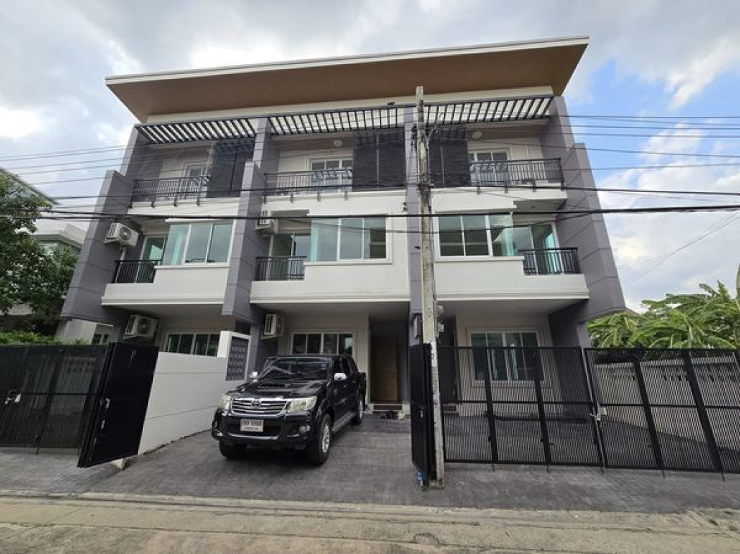RentHouse Townhome for rent, 9 bedrooms, parking for 9 cars, Chokchai 4, 800 sq m, 84 sq m, the Jas Wang Hin, only 3 minutes walk.