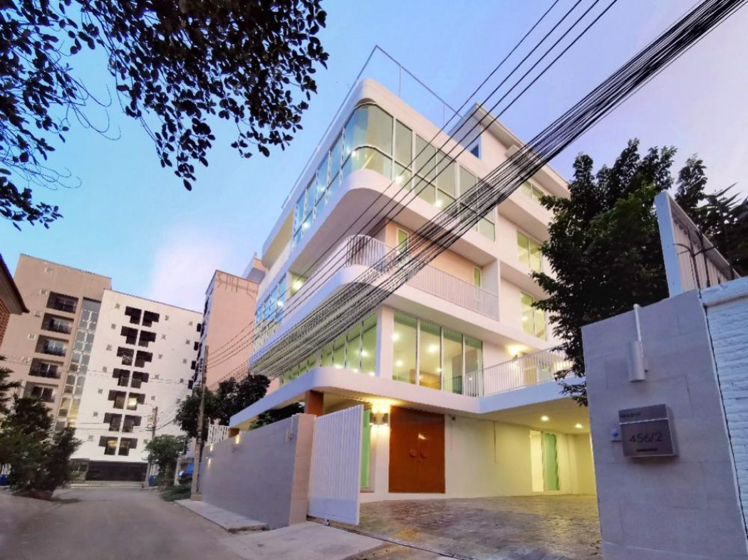 RentOffice Announcement for rent: 5-story office with elevator in Sukhumvit 77 location.
