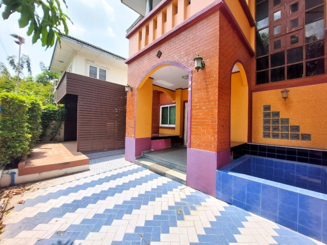 SaleHouse Single house for sale, Ban Phetwattana The back is big and full of space. Usable area 260 sq m., Liap Khlong Prapa Road. The interior is decorated with built-in wooden furniture.