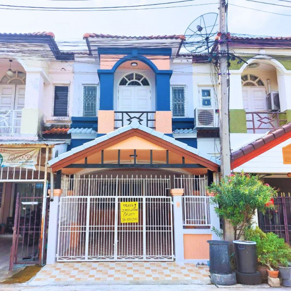 SaleHouse second hand townhouse Sold with tenant Phattharaniwet Village, Pathum Thani, house in good location, renovated, good returns.