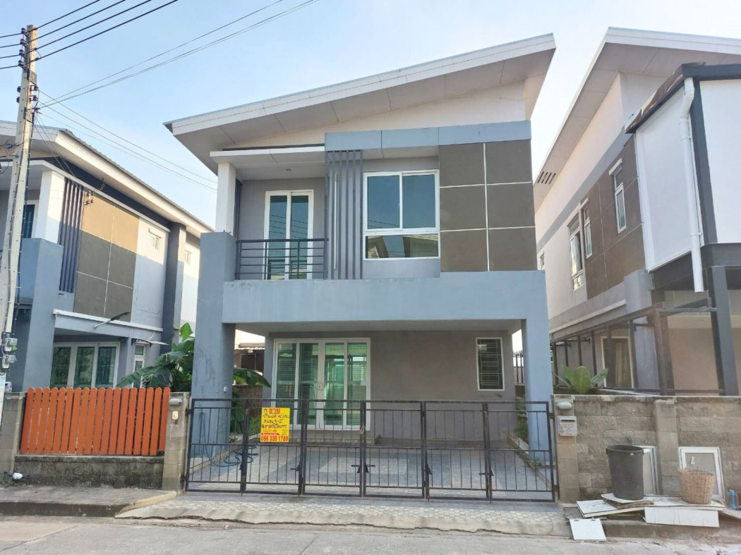 SaleHouse Semi-detached house for sale in Pathum Thani Get the feel of a single house Thai Somboon Village, Khlong 3, the back of the house is not next to anyone. Cheapest in the project