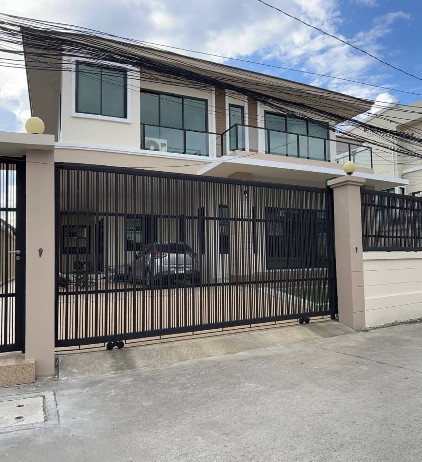 SaleHouse Single house for sale, single house, Lat Phrao 101, 398 sq m., 104 sq m, house, good location, near BTS Lat Phrao 101 station.