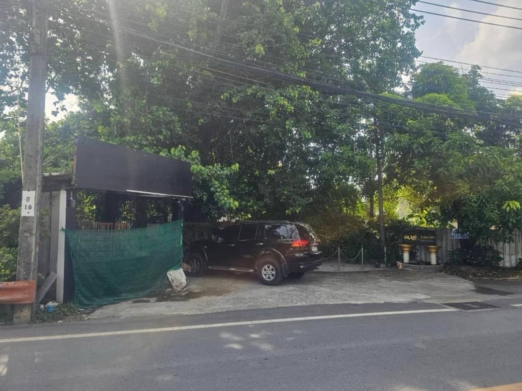 SaleLand Land for sale, 2 story wooden houses, 2 houses, 40 sq m each, next to a road, 6 meter wide alley, land on Kaeo Ngoen Thong Road, 176.9 sq m.
