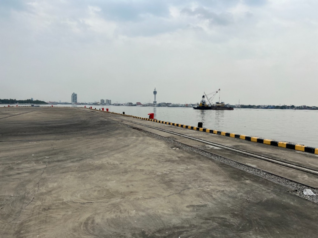 RentWarehouse Land for rent: 20 rai, with a large warehouse of 20,000 sq m. and a private pier. Next to the Chao Phraya River