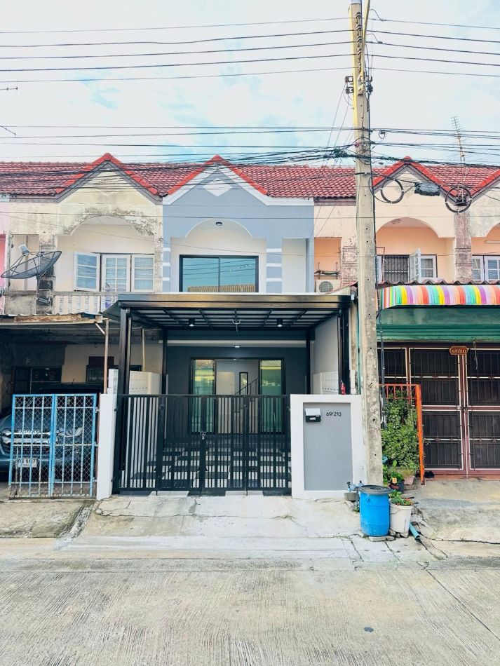 SaleHouse Townhome for sale, Thanarom Village, 90 sq m., 18 sq m. Renovated house, ready to submit to the bank.